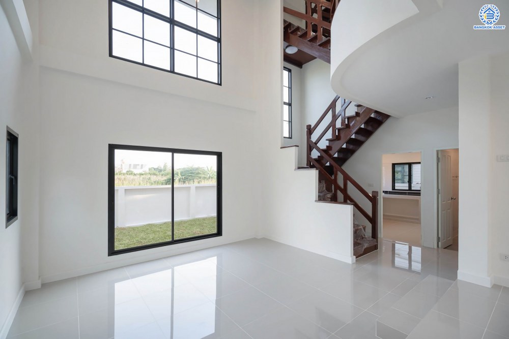 บ้านมือสองตกแต่งใหม่ โครงการ ดิเอมเมอรัลด์การ์เด้น ทวีวัฒนา เนื้อที่ 80 ตร.ว. ฟังก์ชัน 4 ห้องนอน 3 ห้องน้ำ จอดรถได้ 2 คัน บนทำเลศักยภาพเชื่อมต่อหลายเส้นทาง ทั้ง ถนนทวีวัฒนา, ถนนพุทธมณฑลสาย4, ถนนบรมราชชนนี ใกล้เซ็นทรัลปิ่นเกล้า และมหาวิทยาลัยมหิดล